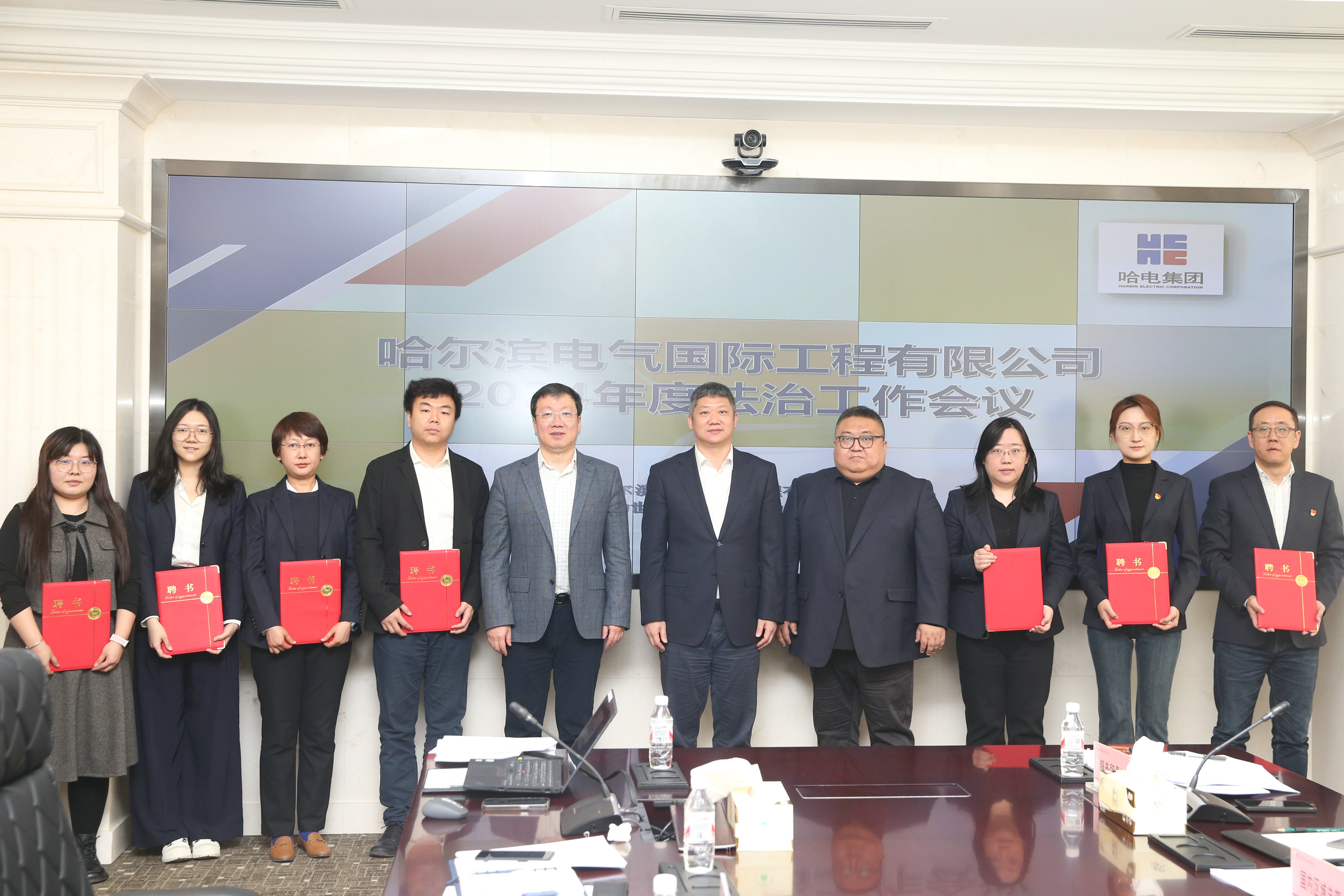 人生就是搏国际为部分重点部分执法照料揭晓聘书.jpg